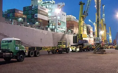 exportaciones-contenedores-barco-puerto-noche