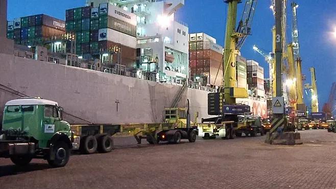 exportaciones-contenedores-barco-puerto-noche